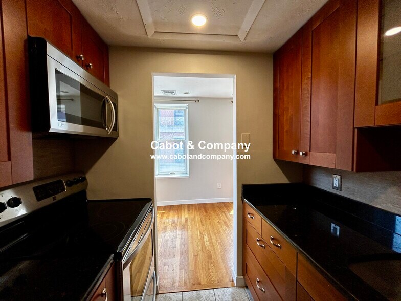 Building Photo - 5 Grove St