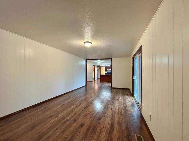 Building Photo - Timeless 5 Bed, 2.5 Bath Home - SW Beaverton