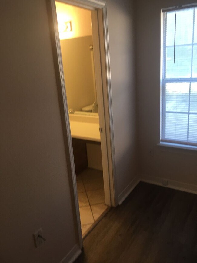 Building Photo - 3-Bedroom 2-Bath $1,750 Month Near Duke AFB, Shopping, Beaches, Parks & Hiking Trails