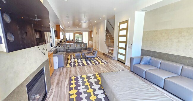 Building Photo - 237 1st St