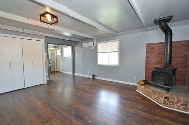Building Photo - Charming Single-Level Studio Home