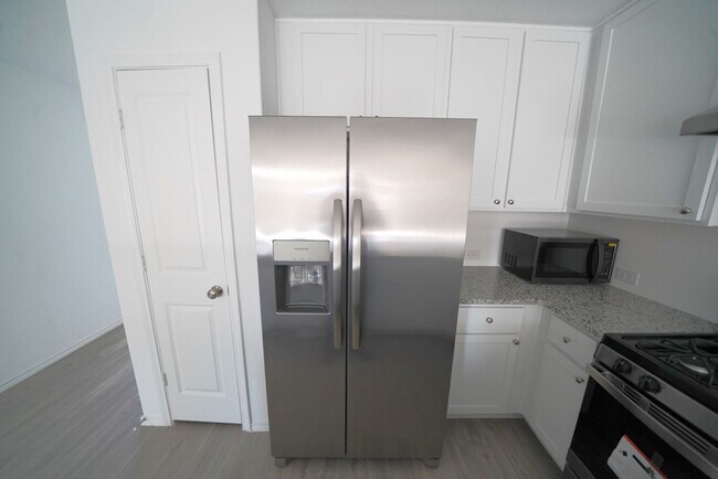 Building Photo - Gorgeous like-new home Available for Rent in Converse! Realtor Commission: $500