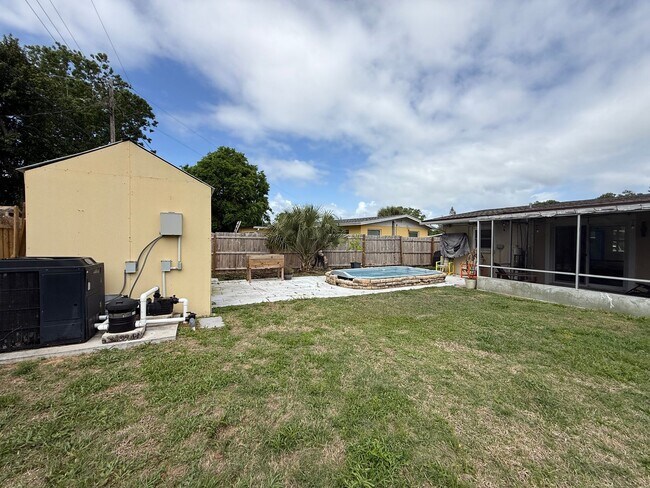 Building Photo - Spacious 4-bedroom, 2-bath pool home