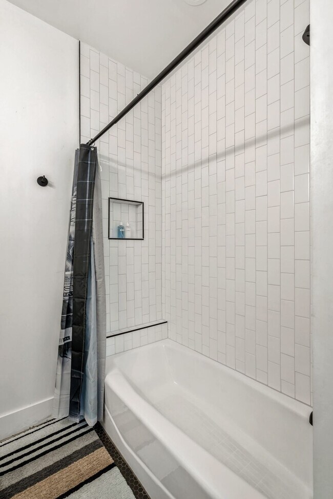 Building Photo - 1007 12th Ave N