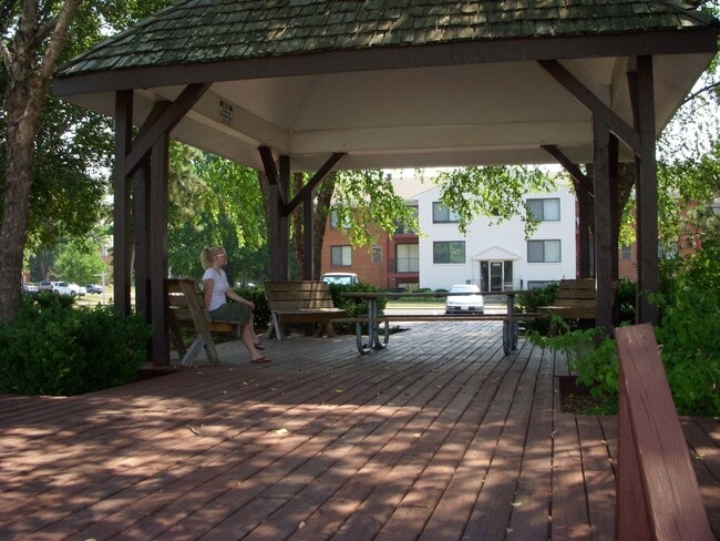 Building Photo - Leesburg Two bedroom condo with balcony