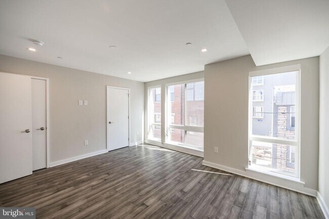 Building Photo - 1442 Hope St