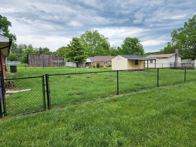 Building Photo - 3 Bed 1 bath Home Mount Airy