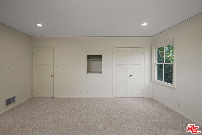 Building Photo - 9149 Hillsboro Dr