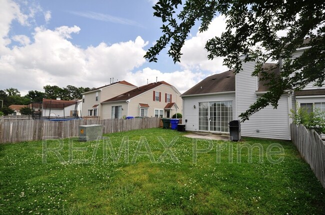 Building Photo - 6227 Oakglen Dr