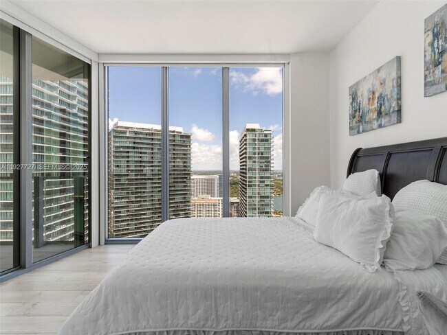 Building Photo - 2900 NE 7th Ave