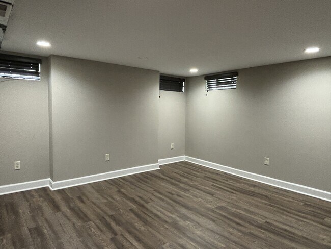 Building Photo - 1024 Kessler