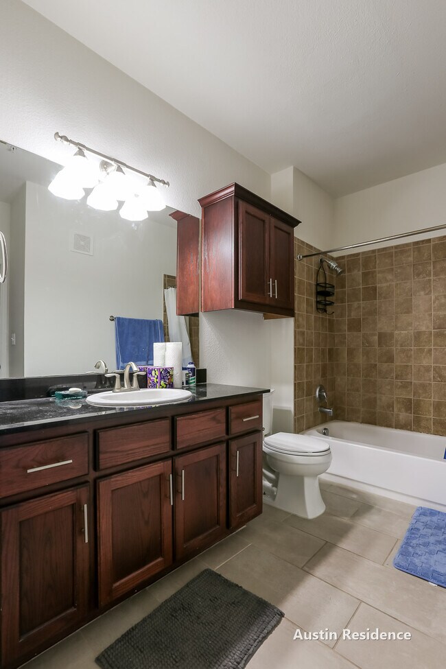 Building Photo - 910 W 25th St