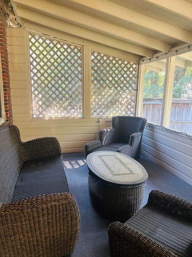 Building Photo - Cute Home in Old Cloverdale