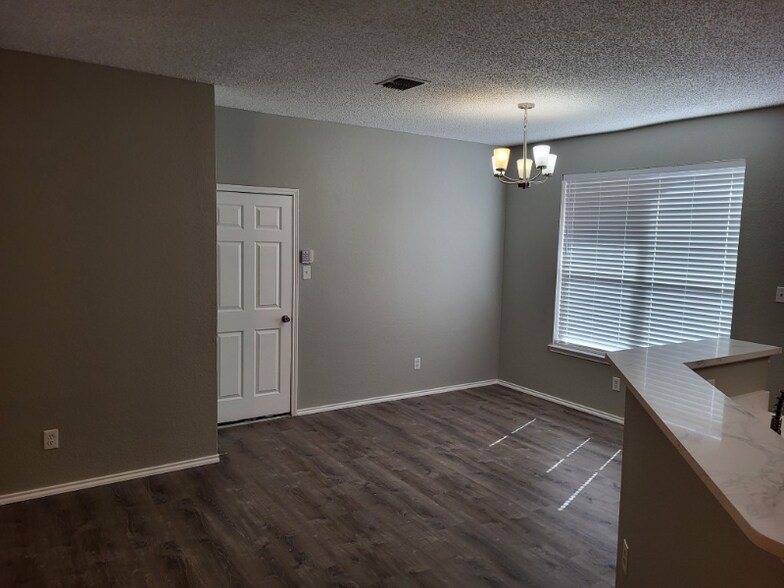 Building Photo - 2943 Deer Ridge Dr