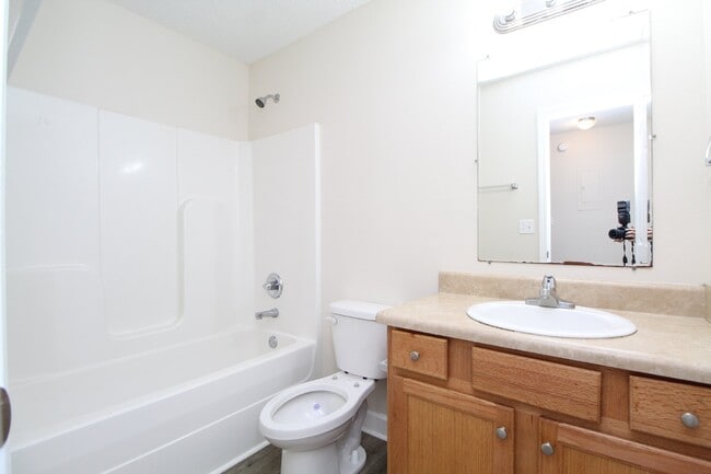 Building Photo - Spacious 2BD/1BA Apartment in Benjamin Oak...