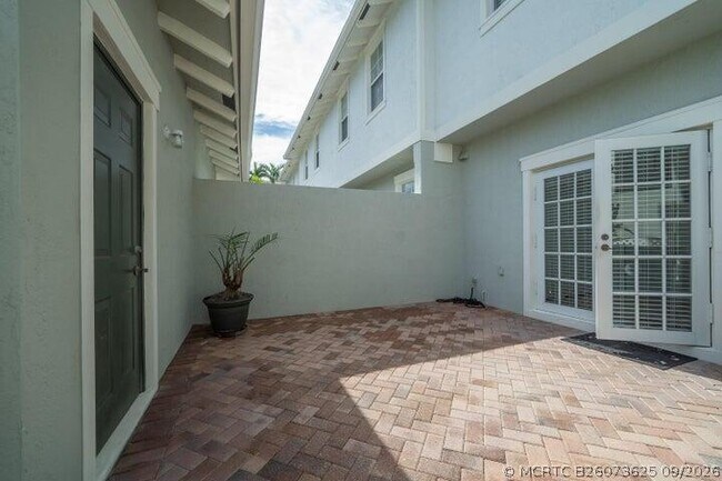 Building Photo - 948 NW 18th Ave