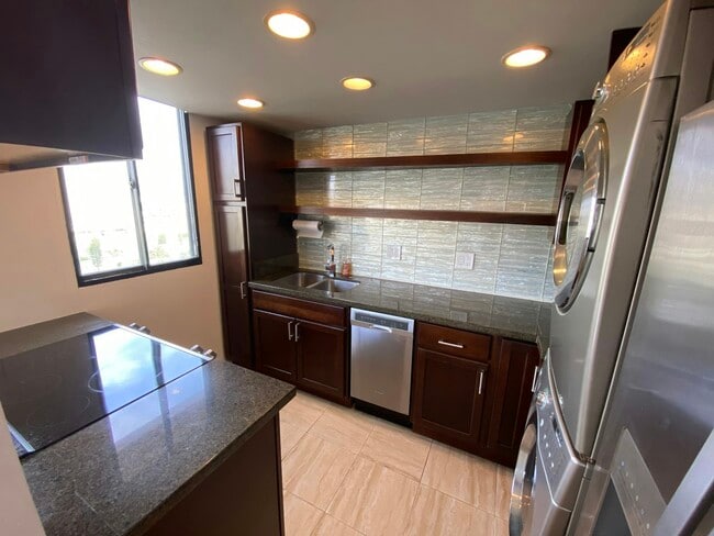 Building Photo - 2121 Ala Wai Blvd