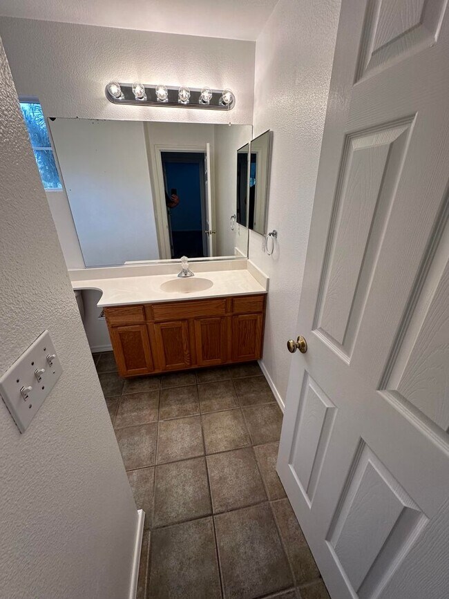 Building Photo - Pleasant 4 Bd. 2.5 Ba. River Oaks Home loc...