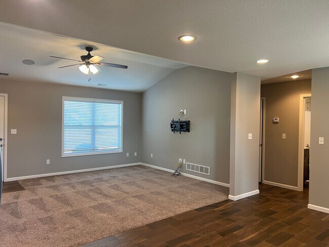 Building Photo - 400 Redwood Dr