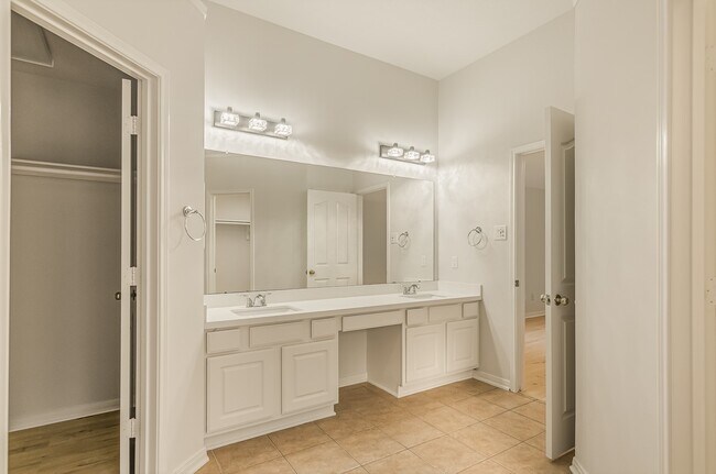 Building Photo - 71 N Queenscliff Cir
