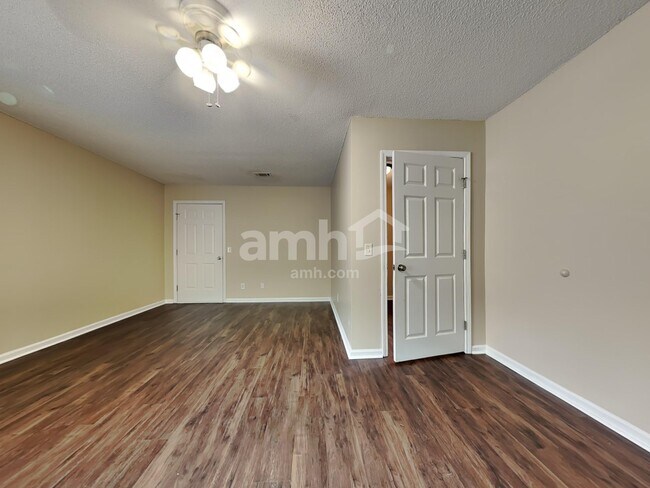 Building Photo - 112 Fox Trace