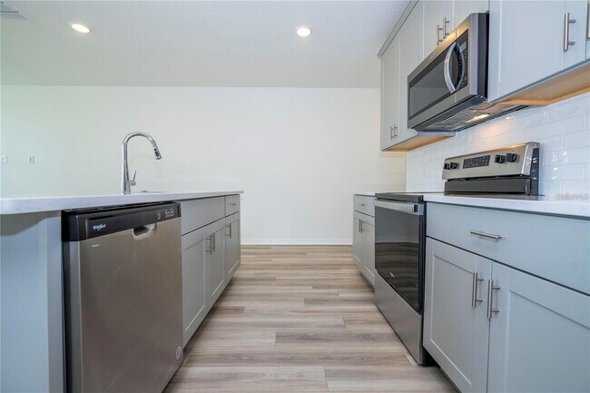Building Photo - Elegant & Comfortable Home with Granite Ki...