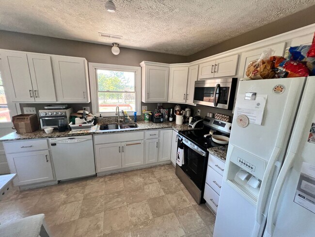 Building Photo - Home available in Christiansburg