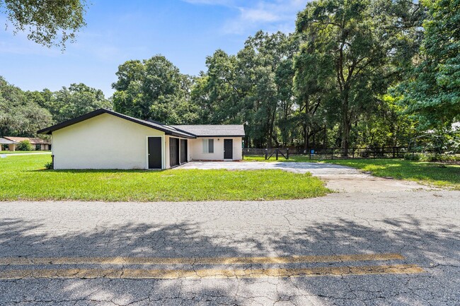 Building Photo - Spacious 3-bedroom, 2-bath home