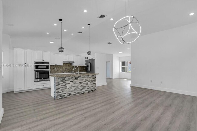 Building Photo - 425 SW 198th Terrace