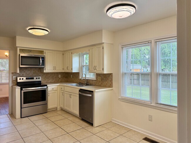 Building Photo - 502 Plantation Dr