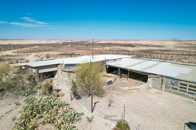 Building Photo - 400 N Smiling Dog Trail