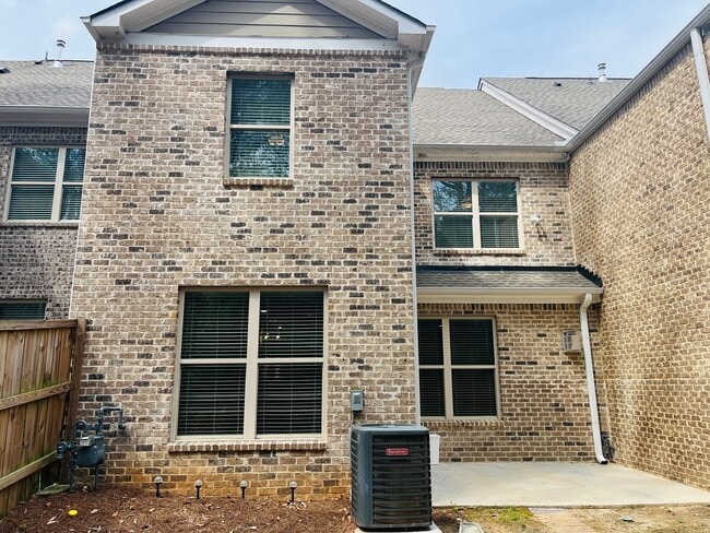 Building Photo - ***MOVE IN SPECIAL - $500 OFF 1ST MONTHS RENT WITH A MOVE IN DATE ON OR BEFORE 6/20.*** Wow! 4 be...
