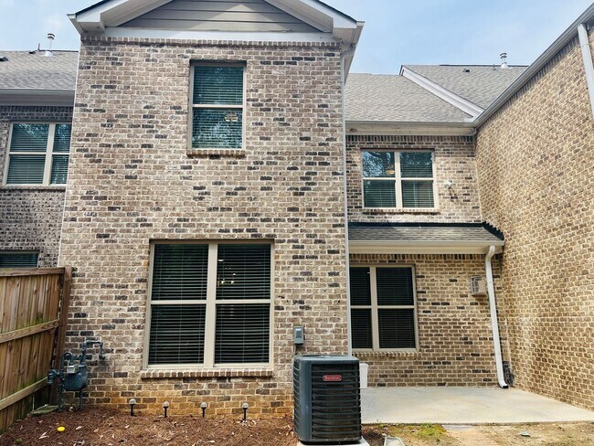 Building Photo - Wow! 4 bedroom 2.5 bathroom in Suwanee! Must See!!