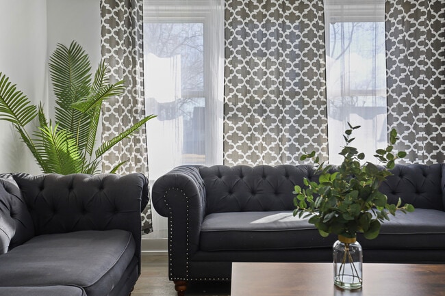 Building Photo - 1900 Pratt Ave