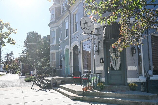 Building Photo - Beautiful Spacious Single Family on 2nd St