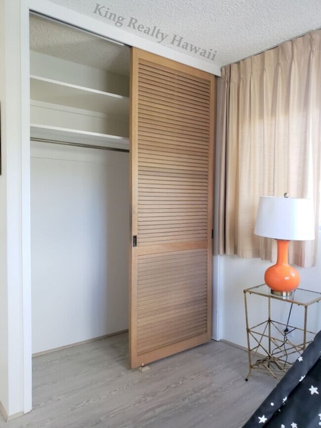 Building Photo - **UPGRADED, RARE Only 2 units per floor! 2...