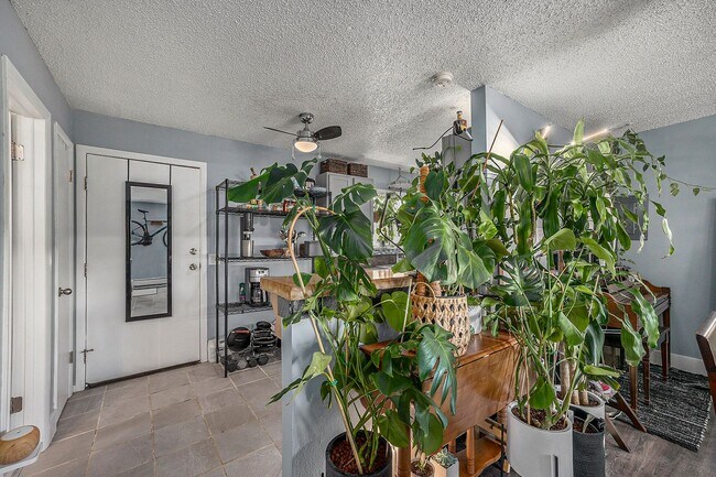 Building Photo - University Hills 2 bedroom and 1.5 Bath Co...