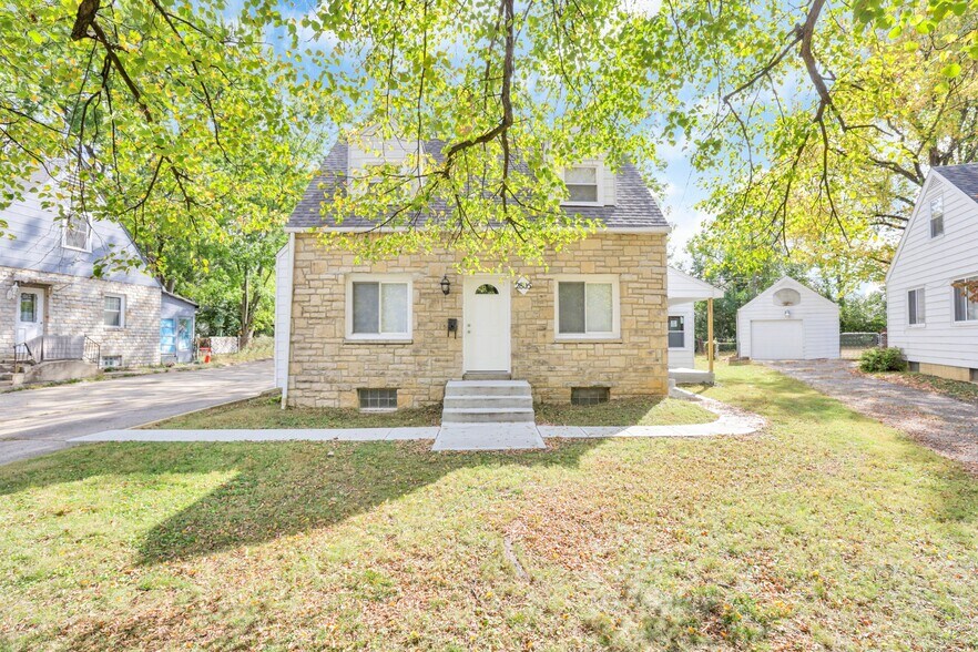Building Photo - 2805 Parkland Pl
