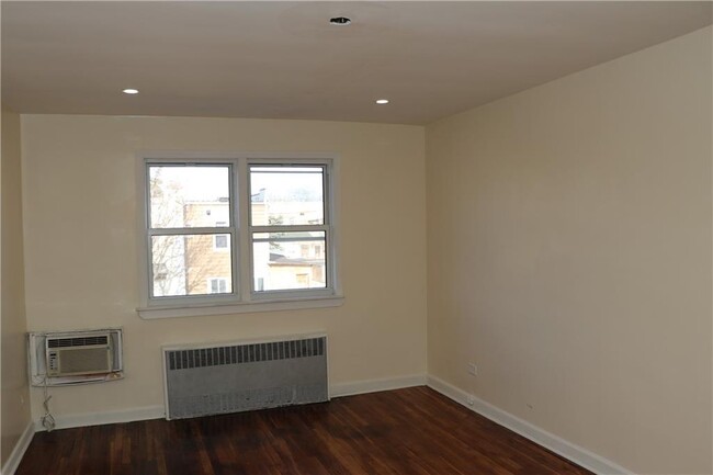 Building Photo - 921 E 86th St