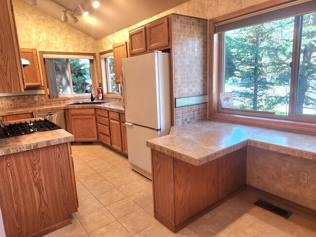 Building Photo - 611 NE Tracker Ct