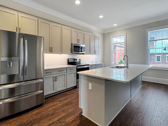Building Photo - Stunning Luxury Townhome with Elevator in ...