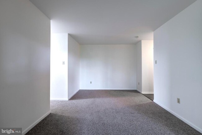 Building Photo - 3324 Valley Dr