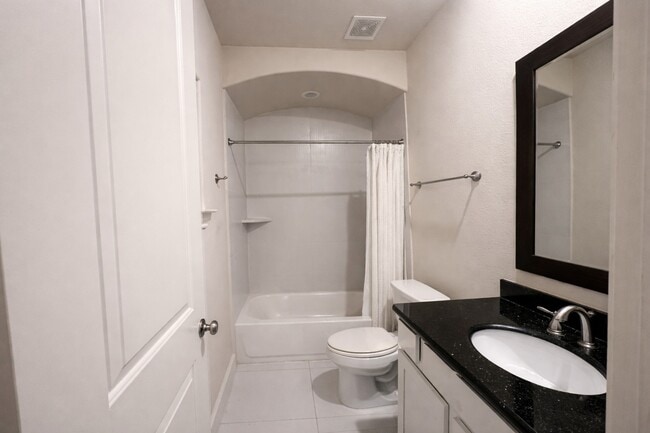 Building Photo - 2318 Hutchins St