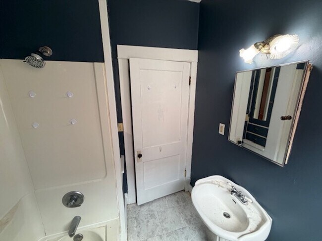 Building Photo - House for Rent in Canton