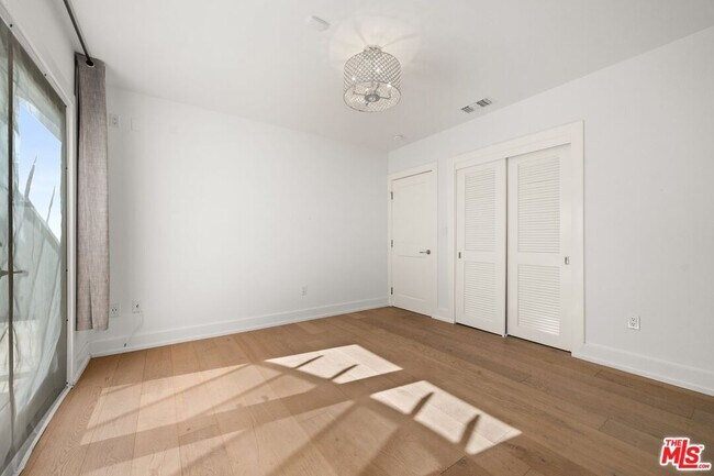 Building Photo - 2400 S Beverly Dr