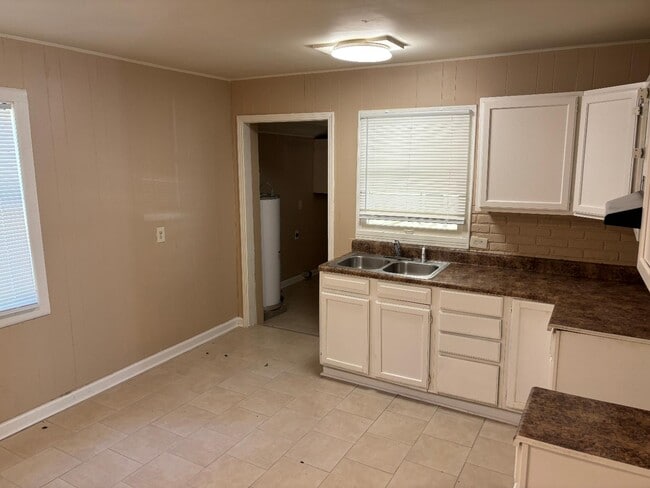 Building Photo - 3624 Sunrise St