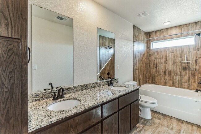 Building Photo - Modern 3-Bedroom Duplex in Temple with Spa...