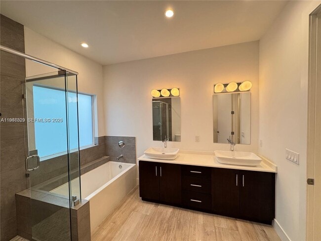 Building Photo - 2933 SW 27th Terrace