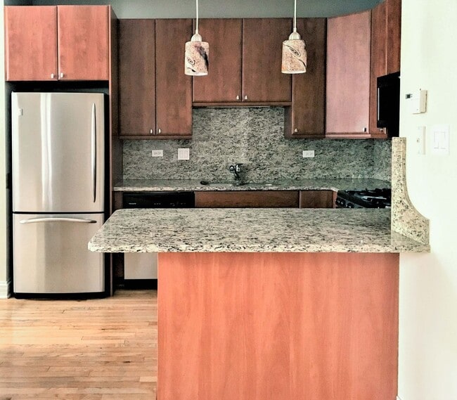 Building Photo - 622 W Roscoe St