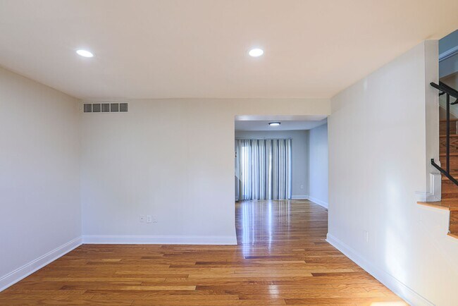 Building Photo - 14 Luffing Ct